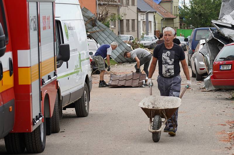 Odklízení škod napáchaných tornádem v Moravské Nové Vsi na Břeclavsku. 25. června 2021