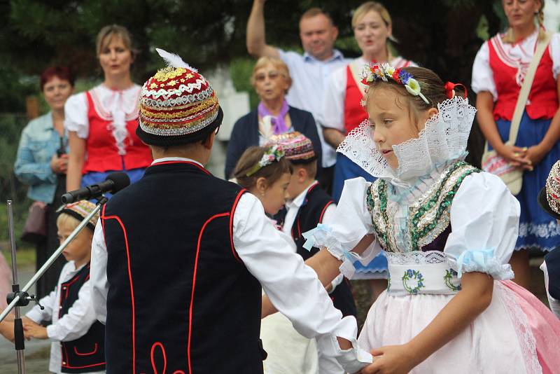Dražovské hody v sobotu odpoledne. Hudba a tanec v ulicích Dražůvek byly i pozvánkou na večerní hodovou zábavu.
