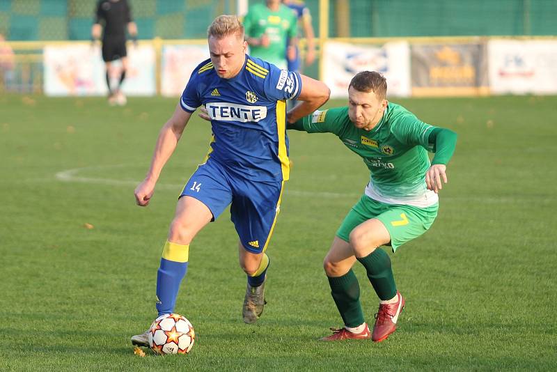 Fotbalisté Ratíškovic (v modrém) remizovali s Ráječkem 2:2.