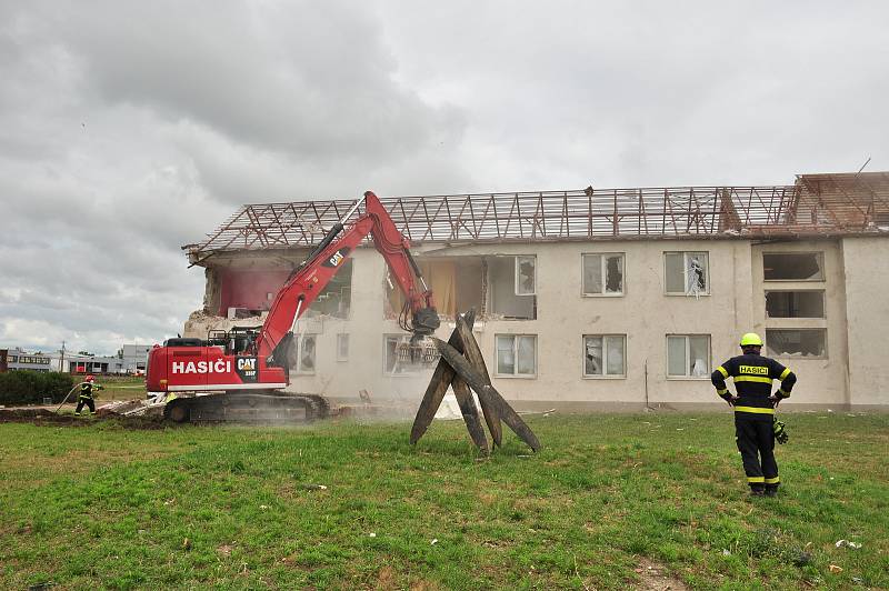 Demolice pod kontrolou jihomoravských hasičů po ničivém tornádu z 24. června 2021. Na snímku Zdravotní středisko Lužice na Hodonínsku.