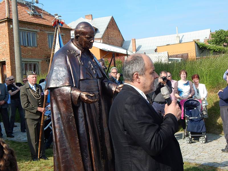 V Bukovanech kromě kaple zasvěcené svatému Janu Pavlovi II. nyní stojí také jeho socha. Autorem více než dvoumetrového díla je akademický sochař Radim Hanke ze Zlína. Požehnal ji arcibiskup olomoucký Jan Graubner.