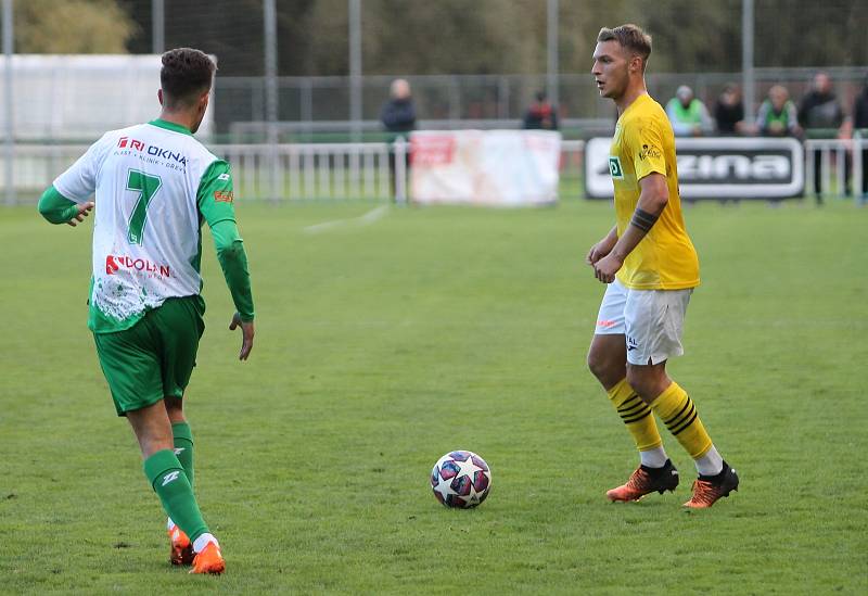 Bzenečtí fotbalisté (v bílozeleném) podlehli Karviné 1:2.