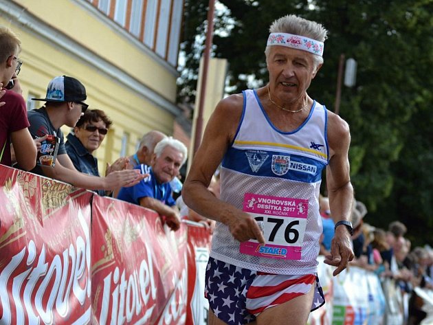 Nejstarší startující, osmdesátiletý veterán Květoslav Hána, znovu předvedl výborný výkon, když pět kilometrů v Radošovcích absolvoval za 32:23 minuty.