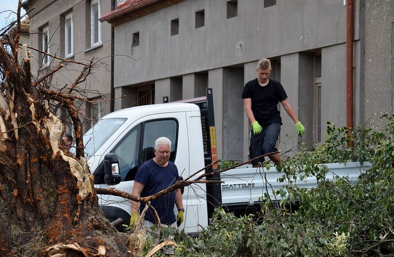 Následky řádění tornáda v Moravské Nové Vsi a v Hruškách.