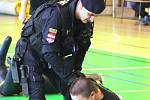 Studenti středních škol Hodonínska změřili ve čtvrtek v Kyjově síly se členy policejního sboru. Na druhém ročníku sportovně-prezentační akce navíc poznali služební výzbroj, výstroj i techniku.