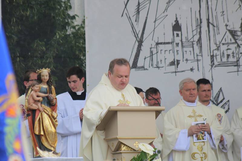 Primiční mše na náměstí v Kyjově novokněze a místního rodáka Filipa Hochmana.