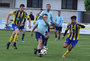 Zajímavý fotbal se na jižní Moravě hrál i v týdnu, Ratíškovice (ve žlutomodrém) postoupily po penaltách přes Lednici do semifinále krajského poháru.