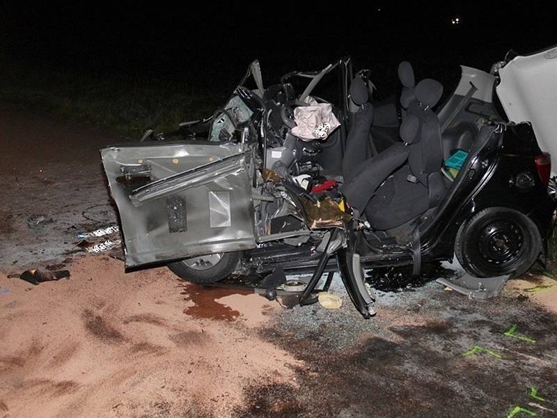 Následky tragické dopravní nehody u Mutěnic, při níž zemřela mladá řidička. 