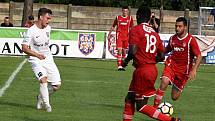 V předkole domácího poháru MOL Cup vyhráli fotbalisté Sokola Lanžhot (bílé dresy) nad FK Hodonín 3:1.