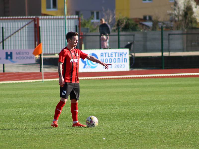 Fotbalisté Hodonína (červeno-černé dresy) ve 21. kole MSFL doma zdolali vedoucí Kroměříž 1:0. Foto: pro Deník/Jaroslav Kolísek