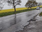 Stav silnice II/380 mezi Mutěnicemi a Hovorany poslední dubnovou středu 2024.