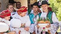 Pořad Já sa budu vydávati, který byl součástí Mezinárodního folklorního festivalu ve Strážnici. Soubory jej sehrály v areálu skanzenu.