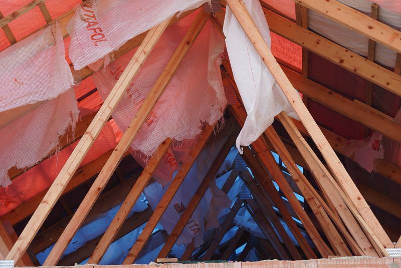 V Mikulčicích na Hodonínsku je poškozeno asi 300 domů. Provizorně opravené střechy zmodraly díky plachtám, u kulturního domu je i trikolóra a nechybí česká vlajka.