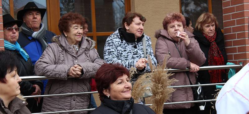 Tradiční masopustní veselí v hodonínských lázních v podání Divadelního souboru Svatopluk, Slováckého krúžku ze Svatobořic-Mistřína a cimbálové muziky z Milotic.