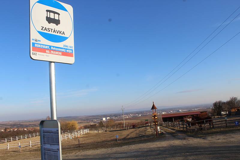 Nová autobusová zastávka u Bukovanského mlýnu.