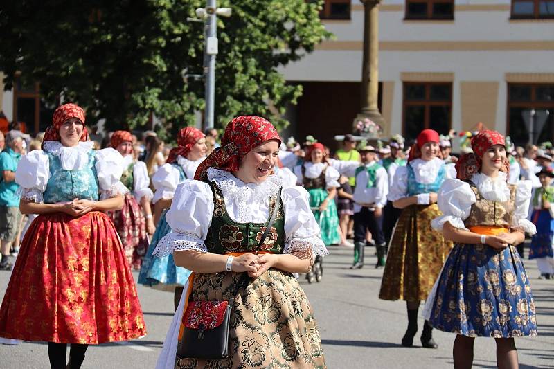 Ze slavnostního průvodu Mezinárodního folklorního festivalu ve Strážnici.