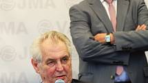 Prezident Miloš Zeman se ve druhém dni návštěvy Jihomoravského kraje zastavil na Hodonínsku. V Jihomoravské armaturce se setkal s vedením firmy a zaměstnanci.