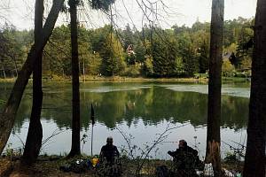 Okolí rybníku Kejda zaplnili rybáři.