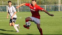 Fotbalisté Šardic (v červených dresech) přestříleli v prvním předkole krajského poháru rivala z Kyjova 5:4 a postoupili do další fáze jihomoravské soutěže.