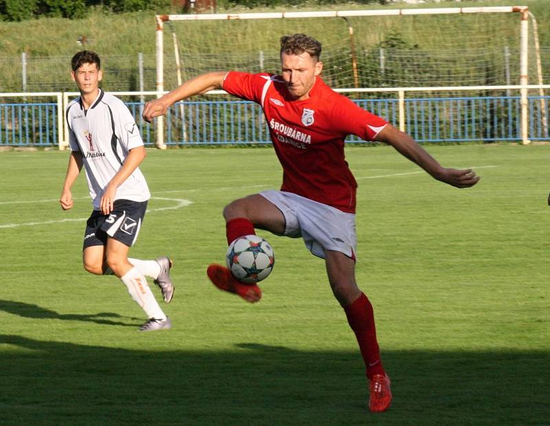 Fotbalisté Šardic (v červených dresech) přestříleli v prvním předkole krajského poháru rivala z Kyjova 5:4 a postoupili do další fáze jihomoravské soutěže.