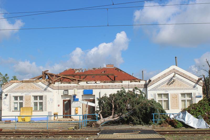 Železniční stanice Lužice a její okolí ráno po tornádu.