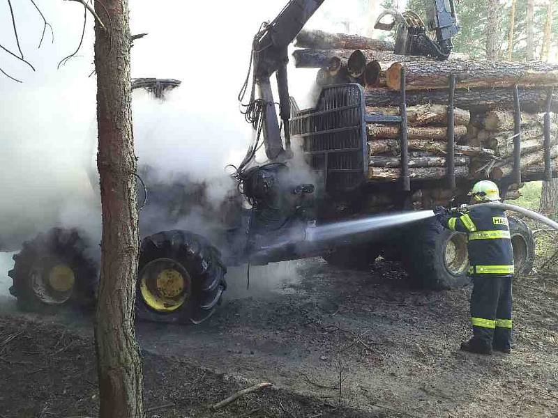 Na lesní cestě u Vracova hořel ve středu odpoledne vyvážecí stroj.