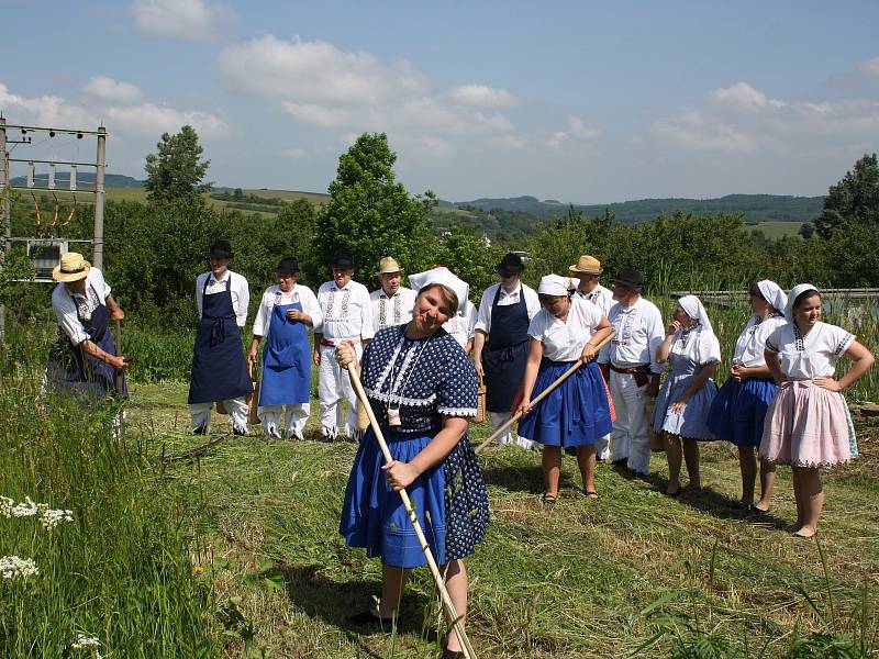 Tradiční kosení a vystoupení folklorních souborů v Nové Lhotě.