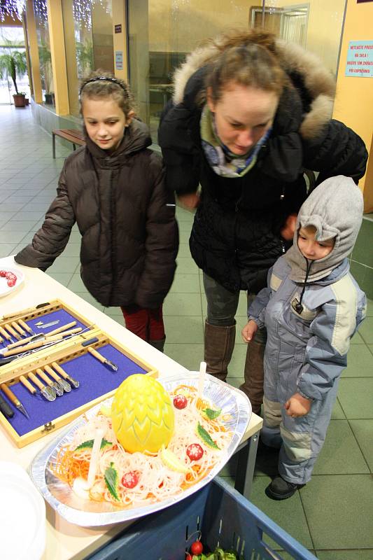 Vánoce slavila i zvířata v hodonínské zoo. Šimpanzi a tygr tam dostali speciální zabalené krmení.