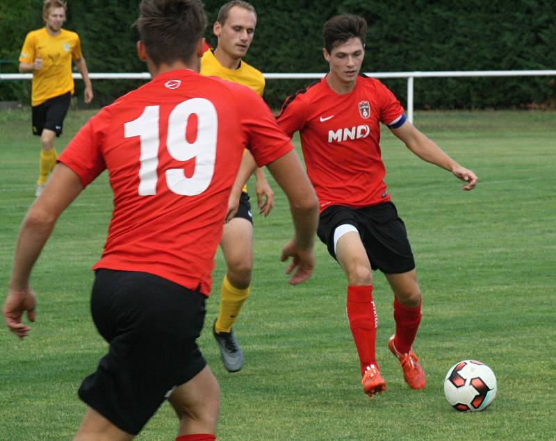 Fotbalisté třetiligového Hodonína (v červených dresech) si na úvod letní přípravy poradili se sousedními Mutěnice, které na hřišti v Lužicích přehráli jasně 6:0.