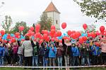 Vytvořit největší státní vlajku České republiky z nafouknutých balónků se pokusili děti i dospělí v parku v ulici Újezd v Kyjově.