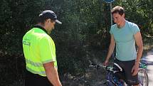 Kontrola cyklistů a vybavení jejich kol strážníky na cyklostezce mezi Dubňany a Hodonínem
