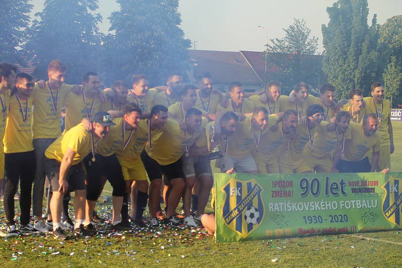 Fotbalisté rezervy Ratíškovic (v modrých dresech) porazili Lipov 1:0 a převzali pohár pro vítěze okresního přeboru.