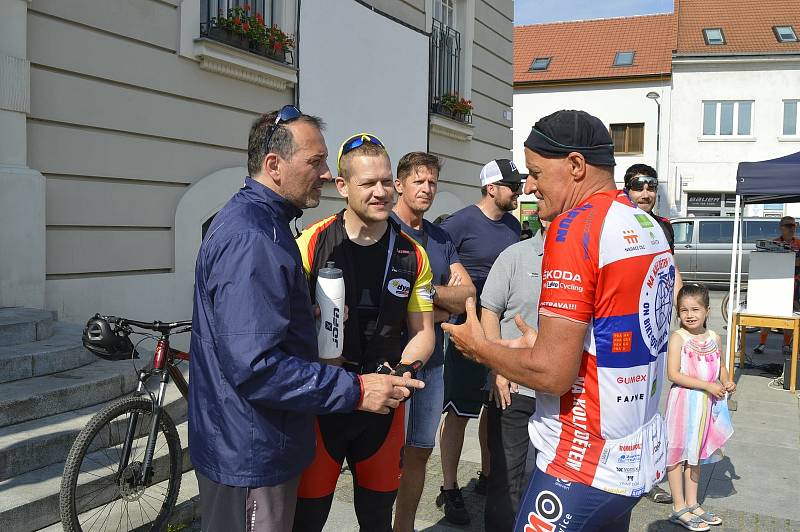 Okolo dvou set cyklistů v čele s Josefem Zimovčákem tvořilo peloton, který v sobotu ráno přijel na Masarykovo náměstí.