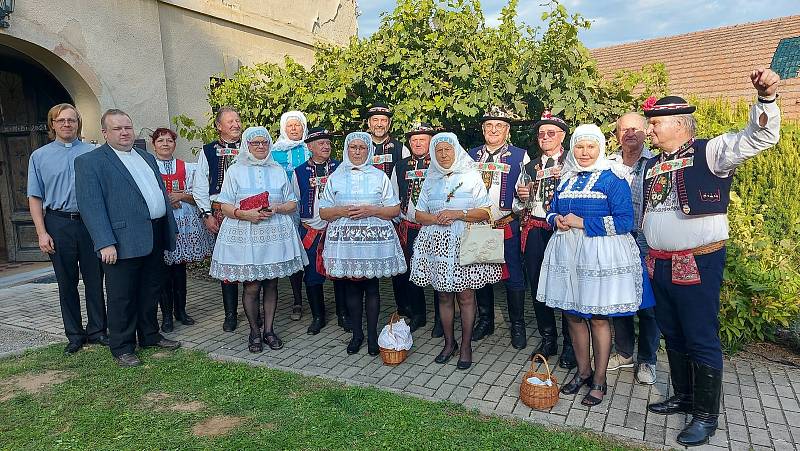 Krojovaná chasa na Svatováclavských hodech v Kostelci.