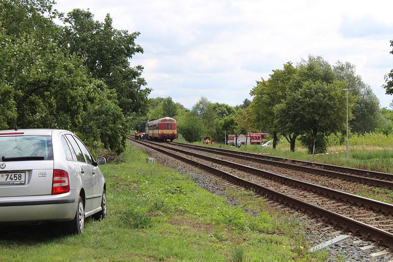 Po srážce vlaku s osobním autem na přejezdu ve Vracově zahynul člověk.
