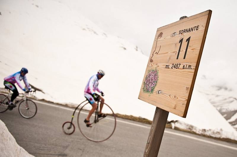 Tým Na kole dětem pro podporu onkologicky nemocných dětí v čele s Josefem Zimovčákem zdolává nástrahy náročných etap cyklistického závodu Giro d´Italia.