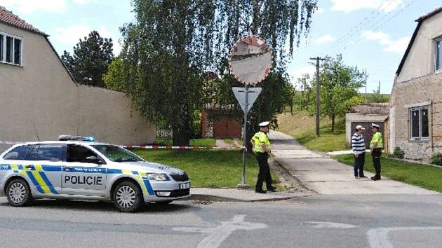 Policisté zasahovali v pátek v Dražůvkách. Muž se zabarikádoval doma, policisté ho pak našli mrtvého.