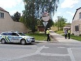 Policisté zasahovali v pátek v Dražůvkách. Muž se zabarikádoval doma, policisté ho pak našli mrtvého.