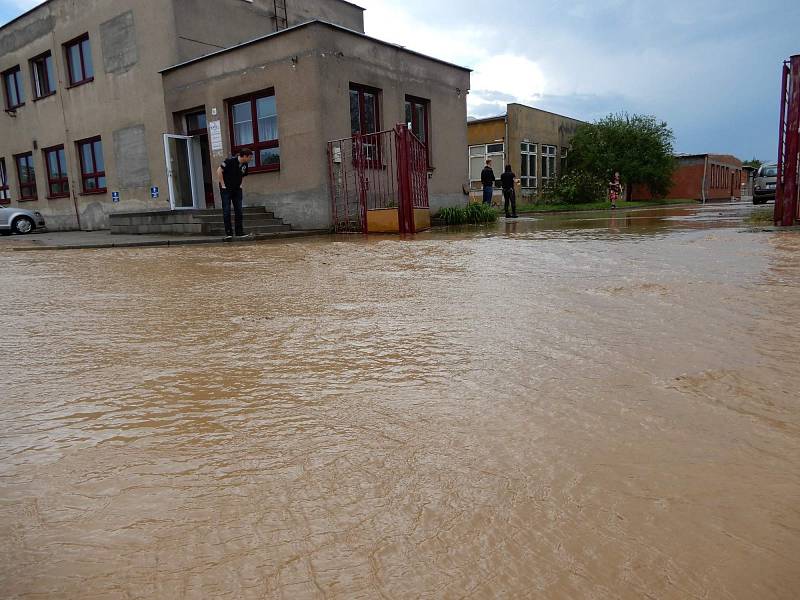 Lokální bouře doprovázená kroupami zasáhla Strážnici na Hodonínsku. Voda zatopila některé ulice i sklepy domů.