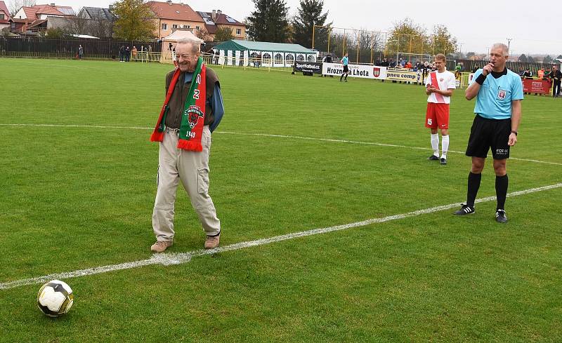 Fotbalisté Hroznové Lhoty (bíločervené dresy) v televizním duelu přehráli Vnorovy 5:1. Zápas na Zelničkách sledovalo 1500 diváků. Foto: Jaroslav Kicl