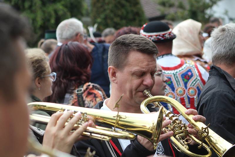 Nedělní hodový průvod ke stárkovi ve Vacenovicích.