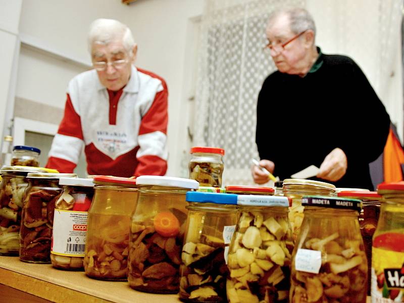 Degustátoři ochutnali v Ratíškovicích téměř osmdesát různých nakládaných hub.