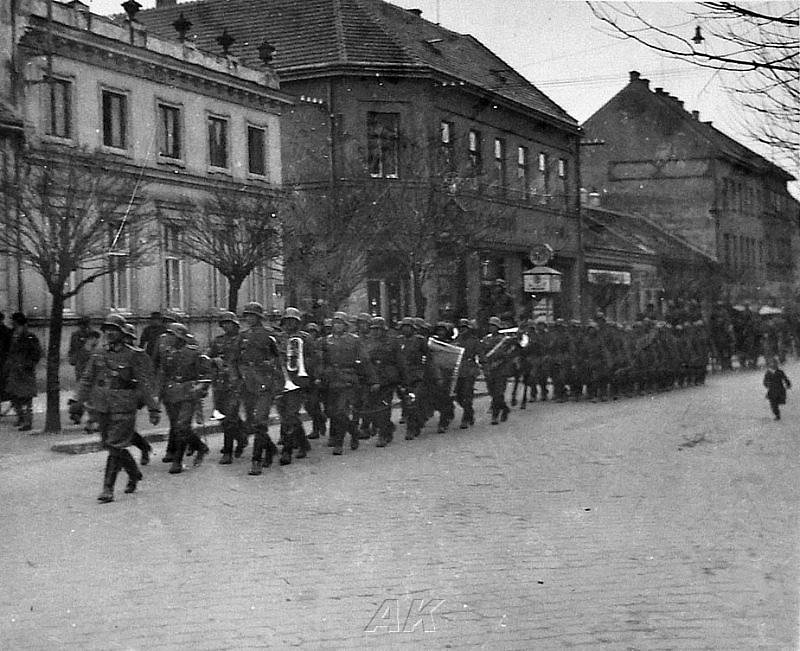 Příjezdem vojáků nacistického Německa se ze dne na den změnil život obyvatelům Hodonína. Nic už nebylo tak, jak dřív. Zbylo jen jediné, přežít. A ani to se stovkám z nich nepodařilo.