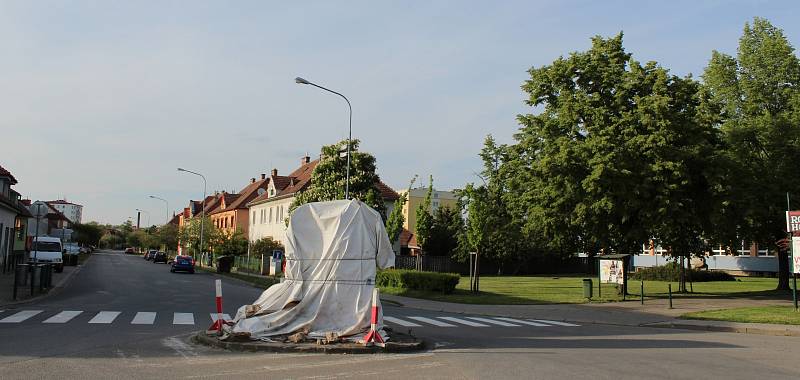 Kaplička Všech svatých u Veselské brány ve Strážnici je stále zahalená plachtou. I rok a půl po nehodě, kdy ji rozboural maďarský kamion.