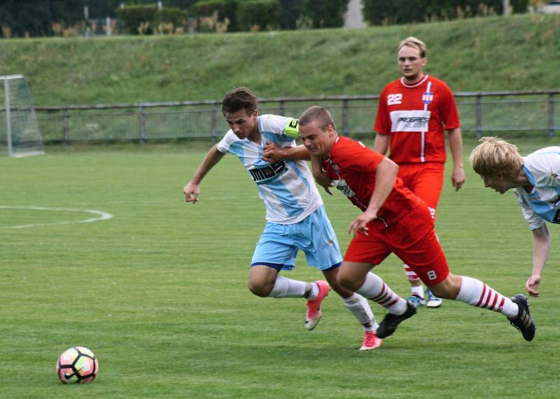 Fotbalisté FC Veselí nad Moravou ( v bílomodrých dresech) si v sobotním přípravném zápase bez problémů poradili s rezervou třetiligové Líšně 4:1.