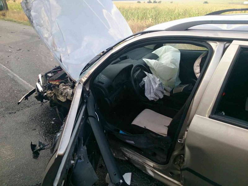 Čelní srážka dvou osobních aut mezi Mutěnicemi a Hodonínem si vyžádala tři zraněné