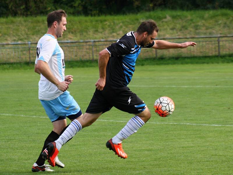 Fotbalisté FC Veselí nad Moravou (v bílých dresech) porazili v 5. kole první A třídy Kyjov 3:0. Domácí rozhodli derby třemi brankami v prvním poločase.