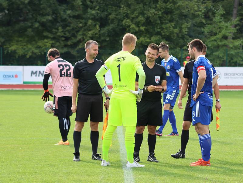 Hodonínští fotbalisté (v červeném) remizovali s Velkým Meziříčím 3:3.