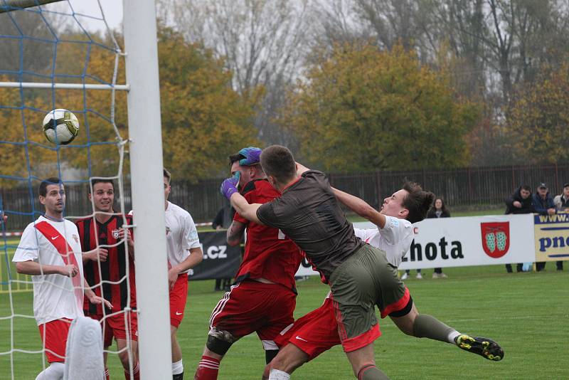 Fotbalisté Hroznové Lhoty (bíločervené dresy) v televizním zápase porazili Vnorovy 5:1. Zápas sledovalo 1500 diváků.