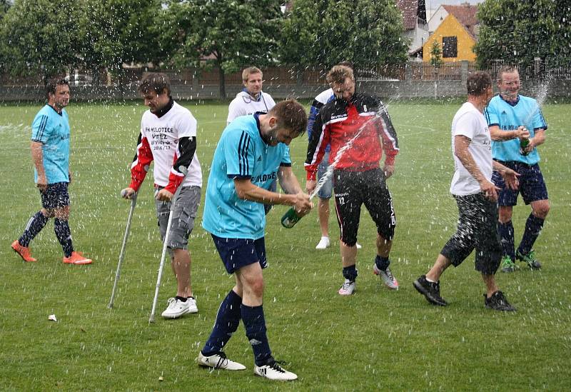 Fotbalisté Milotic ( v modrých dresech) po divoké domácí remíze 5:5 se Strážnicí potvrdili postup do vyšší krajské soutěže.